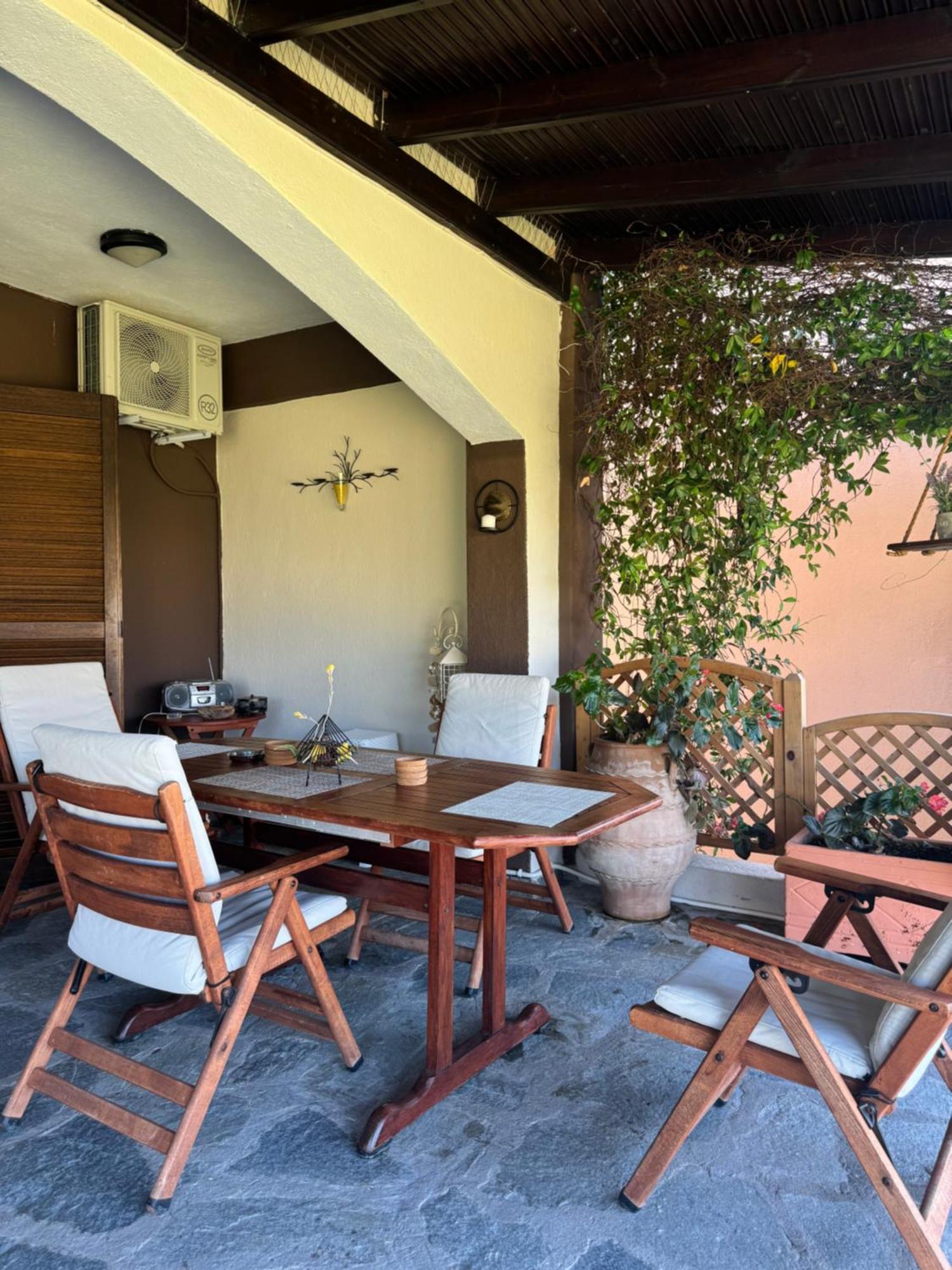 Eirinis House